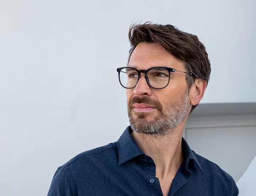Man wearing bifocal lenses